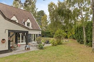 Een uiterst exclusief gelegen, statige, energiezuinig (EPC: C) en ruime (392m²) villa met veel lichtinval en oa. 6 slaapkamers + 4 badkamers,...