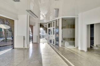 RUIM HANDELSPAND OP EEN ZICHTLOCATIE IN HET CENTRUM VAN LANAKEN !We vinden deze handelspand met een bruikbare oppervlakte van 217 m² terug op een...