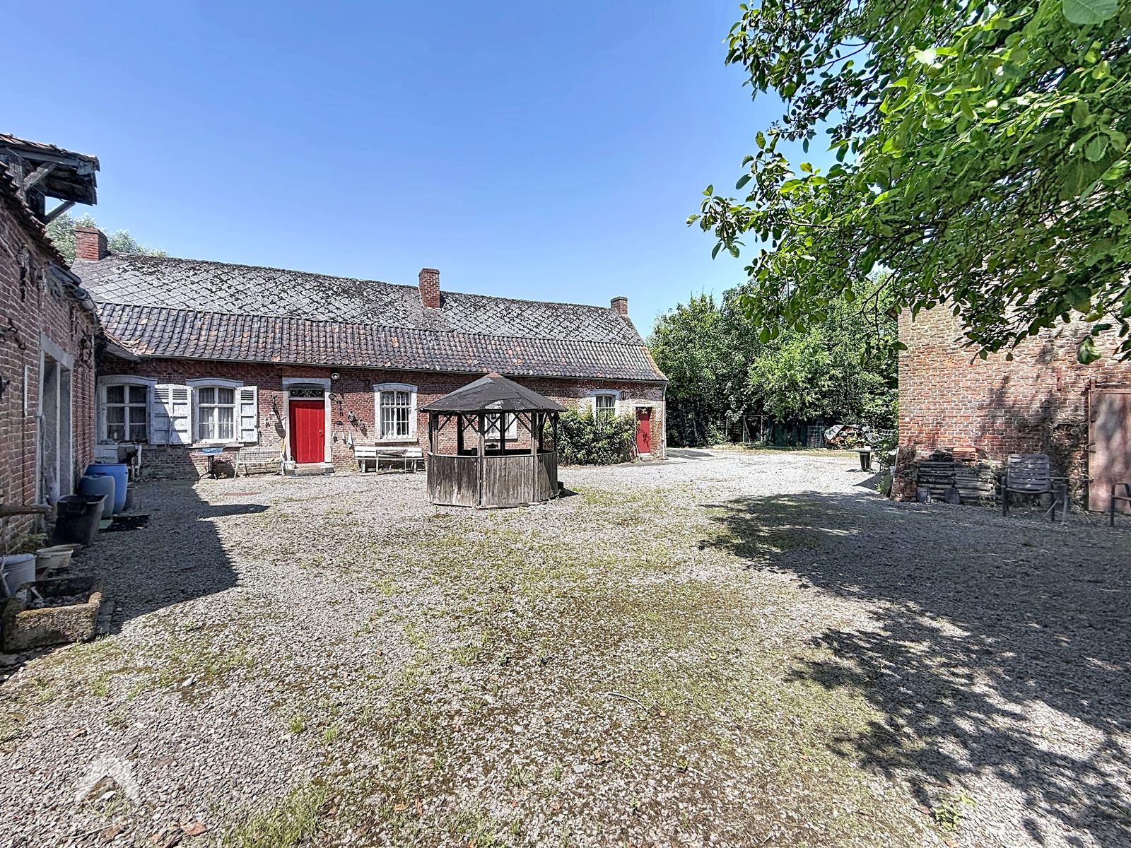 Subliem gelegen hoeve op 9690m² met bijgebouwen. - foto 5