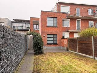 Verzorgd gelijkvloers appartement met tuin, op een rustige ligging te Lier.Het appartement beschikt over een lichtrijke leefruimte van 24 m2, een...