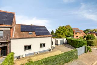 <p>[[ DIT PAND NEEMT DEEL AAN DE ERA OPEN HUIZEN DAG OP 19/9 VAN 14:30 TOT 15:30 ]]</p>

<p><strong>Heusden-Zolder: instapklare woning met 3 slaapkamers, garage en onderhoudsvriendelijke tuin</strong></p>

<p>Deze instapklare woning aan de Oude Baan 161 in Heusden-Zolder biedt een aangename combinatie van wooncomfort, ruimte en een rustige ligging. Dankzij de praktische indeling en de polyvalente ruimte op het gelijkvloers is de woning geschikt voor gezinnen, koppels of wie graag over een extra hobby-, speel- of werkruimte beschikt.</p>

<p>De woning telt drie slaapkamers en beschikt over een garage, meerdere terrassen en voldoende parkeermogelijkheid op eigen terrein. Het onderhoudsvriendelijke perceel zorgt ervoor dat u optimaal van de buitenruimte kunt genieten zonder intensief tuinonderhoud. Een ideale woning voor wie comfortabel en zorgeloos wil wonen.</p>

<p><strong>INDELING:</strong></p>

<p><strong>Gelijkvloers:</strong> inkomhal, apart toilet, woonkamer, keuken, badkamer en polyvalente ruimte</p>

<p><strong>Eerste verdieping:</strong> drie slaapkamers</p>

<p><strong>Buiten:</strong> garage, overdekt terras, tuin met bijkomend terras en parkeermogelijkheid</p>

<p><strong>TROEVEN:</strong></p>

<ul><li>Volledig instapklaar</li><li>Rustige en aangename ligging</li><li>Garage en parkeermogelijkheid op eigen terrein</li><li>Onderhoudsvriendelijk perceel</li></ul>

<p>Bent u op zoek naar een instapklare gezinswoning met voldoende ruimte en een onderhoudsvriendelijke tuin? Ontdek deze eigendom aan de Oude Baan 161 in Heusden-Zolder en plan vandaag nog uw bezoek!</p>

<p><strong>JOUW DROOMWONING. ZO GEVONDEN!</strong></p>