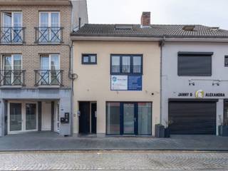 <span><strong>DUPLEX-APPARTEMENT MET VERANDA EN RUIM TERRAS TE EISDEN<br /><br />TROEVEN<br /></strong>- <span>Mooi en gezellig duplex-appartement gelegen in het commerciële centrum van Eisden.<br />- Ideaal gelegen dichtbij winkels, horecazaken, ... Alle belangrijke voorzieningen in de buurt.<br /></span>- 2 slaapkamers.<br /><span>- Veranda gelegen op de eerste verdieping.<br /></span>- Ruim terras.<br />- Privatieve inkomhal.<br />- EPC-label D: geen renovatieverplichting!<strong><br /></strong><strong><br />GELIJKVLOERS 00 <br /></strong>- Private inkomhal: trap naar de eerste verdieping <br /><br /><strong>VERDIEPING</strong> <strong>+01 (74,67 m²)</strong><br />- Woonkamer (5,50 m x 5,30 m = 29,15 m²): trap naar de tweede verdieping, tegelvloer.</span><br /><span>- Keuken (4,20 m x 5,30 m = 22,26 m²): keukenwand (onder- en bovenkasten, lades, oven, keramische kookplaat, dampkap, vaatwasser en spoelbak, ziteiland, tegelvloer.</span><br /><span>- Toilet (1,40 m x 0,90 m = 1,26 m²): zittoilet, spoelbakje, volledige wandbetegeling, tegelvloer.</span><br /><span>- Veranda (4,00 m x 5,50 m = 22,00 m²): laminaatvloer. </span><br /><br /><span><strong>VERDIEPING</strong> <strong>+02 (38,93 m²)</strong></span><br /><span>- Overloop (0,90 m x 2,15 m = 1,93 m²): tegelvloer.<br />- Badkamer (3,00 m x 3,00 m = 9,00 m²): ligbad, enkele lavabo met onderkast, onderkast en kolomkasten, volledige wandbetegeling, tegelvloer.<br />- Slaapkamer 1 (4,00 m x 4,20 m = 16,80 m²): inbouwkasten, velux dakraam, tegelvloer.<br />- Slaapkamer 2 (3,00 m x 3,20 m = 9,60 m²): inbouwkasten, velux dakraam, tegelvloer.<br />- CV ruimte (1,00 m x 1,60 m = 1,60 m²): aardgas verwarmingsketel, aansluiting wasmachine, tegelvloer.</span><br /><br /><span><strong>EXTERIEUR</strong></span><br /><span>- Terras gelegen op de eerste verdieping (9,00 m x 4,00 m = 36,00 m²).<span><br /></span><br />Bekijkt u deze advertentie via een aanverwante vastgoedsite, surf dan zeker naar onze website <strong>www.N78vastgoed.be</strong> voor een uitgebreide beschrijving en foto's. <strong>Meer info: +32 (0)89 86 18 88 of info@N78vastgoed.be.</strong></span>