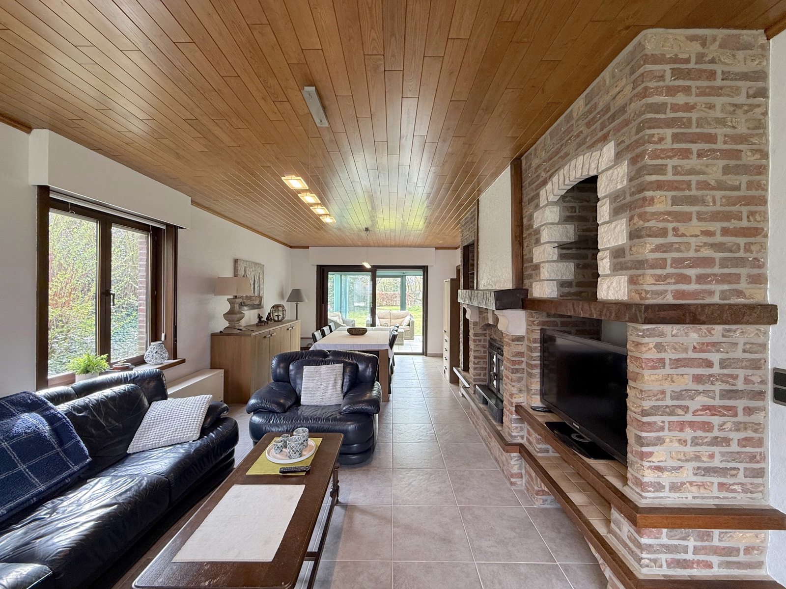 Villa met 4 slaapkamers, bijgebouw en zongerichte tuin - foto 4