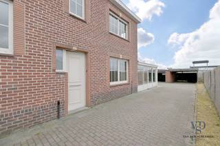 Deze woning biedt comfort en functionaliteit.<br />Via de voordeur komt u binnen in de inkomhal, die enerzijds toegang geeft tot de leefruimte en anderzijds tot de praktische kelder. Het gelijkvloers omvat verder een keuken, badkamer, apart toilet en veranda. <br /><br />Op de eerste verdieping bevinden zich een ruime slaapkamer met ingebouwde kast en een tweede kamer die kan dienen als slaapkamer, hobbykamer of bureau. De geïsoleerde zolder is bereikbaar via een zolderluik en geniet van natuurlijk licht.<br />Het dak zal nog door de verkopers worden gerenoveerd; deze werken stonden reeds gepland. Een bijzondere troef! <br /><br />De woning beschikt over een ruime garage/opslag met carport en voldoende parkeermogelijkheden op de oprit, toegankelijk via de geautomatiseerde poort. Achter de garage bevindt zich nog een groenzone.<br /><br />O.a.: <br />- Geen renovatieverplichting <br />- Conforme elektrische keuring.