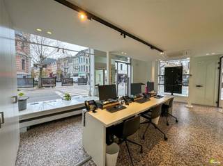 <p><span>Bureau commercial près de l'ancien palais de justice d'Anvers</span></p><p><span> </span></p><p><span>Entrez dans ce superbe bureau commercial idéalement situé près du palais de justice historique d'Anvers. La grande vitrine offre une excellente opportunité de visibilité et de présentation. Grâce aux grandes fenêtres, cette propriété commerciale au rez-de-chaussée bénéficie également d'une lumière naturelle abondante.</span></p><p><span> </span></p><p><span>Le bureau dispose d'une salle de réunion séparée. Le charme de l'ancien sol carrelé ajoute un caractère unique à l'intérieur. Une cuisine entièrement équipée se trouve à l'arrière.</span></p><p><span> </span></p><p><span>Enfin, à l'étage, vous trouverez des toilettes séparées et un espace supplémentaire.</span></p><p><span> </span></p><p><span>Détails : </span></p><ul><li><span> </span></li></ul>