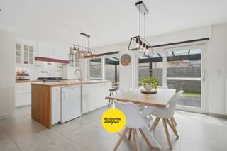 Recente (2020) halfopen woning op 112m² te Nieuwpoort-Stad. <br />Deze ruime en moderne woning biedt alles wat u nodig heeft voor comfortabel en stijlvol wonen. De woning omvat: inkomhal, leefruimte met open ingerichte keuken en inpandige garage. Op het verdiep zijn 3 ruime slaapkamers, vaste trap naar zolder waar een 4e slaapkamer gemaakt kan worden. <br />KIJKDAG zaterdag 4/7/26 van 14u tot 16u! (inschrijven via residentievastgoed.be)<br />De vermelde prijs is een richtprijs, elk bod wordt overgemaakt aan de eigenaar die zich het recht voorbehoudt het bod al dan niet te aanvaarden.<br />EPC: A (E-peil 45) <br />(Ref. NI27639)