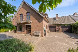 <p>Deze karaktervolle hoeve te midden van de velden is een &amp;quot;must have&amp;quot; voor mensen die op zoek zijn naar rust en ruimte en toch dicht bij winkels, scholen, uitvalswegen,... willen wonen. De gezellige tuin met bijhorende weilanden, de grote ruimtes en het rustieke karakter zijn slechts enkele van de vele troeven van deze unieke woning.</p>

<p>• Inkomhal (18 m²) en hal (5 m²) met toegang tot de verschillende leefruimtes<br />• Gigantische leefruimte met de eetkamer (65 m²)<br />• Volledig ingebouwde keuken (19 m²)<br />• Badkamer (6 m²) met ligbad, toilet en enkele wastafel in meubel<br />• Apart toilet (2 m²)<br />• Vier slaapkamers van 21 m², 20 m², 19 m² en 13 m²<br />• Nachthal (25 m²)<br />• Twee garages (27 m² en 25 m²) met extra bergmogelijkheden<br />• Bergingen van 3 m² en 2 m²<br />• Tuinhuis<br />• Grote tuin van in totaal 6.273 m²</p>

<p>Troeven<br />• Karaktervolle woning met tal van mogelijkheden<br />• Vier ruime slaapkamers en mooie open ruimtes<br />• Gelegen op een prachtlocatie</p>

<p>Neem vandaag nog contact op met je ERA-makelaar voor een bezoek. JOUW DROOMHUIS. ZO GEVONDEN!</p>