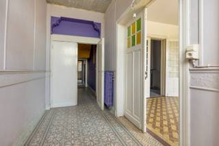 Via de inkomhal betreed je de woonkamer, die aansluit op de eetkamer, de keuken en de praktische bijkeuken. Op het gelijkvloers bevinden zich tevens een gastentoilet en een ruime multifunctionele achterruimte die tal van mogelijkheden biedt.<br /><br />Op de eerste verdieping zijn er 2 volwaardige slaapkamers en een badkamer, uitgerust met een lavabo, ligbad en toilet.<br /><br />De tweede verdieping beschikt over een ruime derde slaapkamer en een aparte bergruimte.<br /><br />Een groot pluspunt is de erfdienstbaarheid om het perceel te bereiken, rechts van nummer 162.<br />In de tuin hebben we nog 2 ruime garages. <br /><br />Technische informatie:<br />* EPC-label F (renovatieverplichting van toepassing).<br />* De elektrische installatie is niet conform <br />* De woning is niet-asbestveilig.