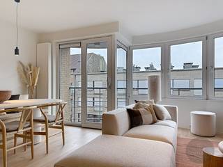 Op een toplocatie in Knokke-Heist bevindt zich dit prachtige, volledig gerenoveerde appartement (2025), afgewerkt met oog voor detail en kwaliteit.<br /><br />Het appartement beschikt over drie volwaardige slaapkamers, waarvan twee met een eigen badkamer, wat zorgt voor optimaal comfort en privacy. De afwerking is bijzonder smaakvol en sfeervol, met indirecte verlichting die het geheel een warme en luxueuze uitstraling geeft.<br /><br />De ruime woonkamer sluit naadloos aan op de ingerichte open keuken met kookeiland, ideaal voor wie houdt van gezelligheid en modern wooncomfort. Zowel aan de voor- als achterzijde is er een terras, zodat u op elk moment van de dag van de zon kan genieten.<br /><br />Verder is er een apart gastentoilet, een praktische wasplaats/berging discreet geïntegreerd in een kastenwand in de hal, en een private kelderberging.<br /><br />Een instapklaar kwaliteitsappartement op een gegeerde ligging, perfect als vaste woonst, tweede verblijf of investering.