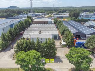 <span><strong>BEDRIJFSPAND BESTAANDE UIT 3.060M² HALLEN + WEEGBRUG + WOONST GELEGEN OP HET INDUSTRIETERREIN TE LANKLAAR.<br /><br />TROEVEN<br /></strong>- Ruime bedrijfshallen<br />- Woonst<br />- Weegbrug op eigen terrein<br />- Terrein volledig afgesloten<strong><br /></strong><strong><br />BEDRIJFSPAND:<br /></strong>Het bedrijfspand bestaat uit overdekte werk- opslaghallen:<br /><br /><strong>Bedrijfshal 1 (2.038m²)</strong><br />- oppervlakte: 2.038m²<br />- afmetingen: 56,00m x 36,40m<br />- vrije hoogte: 6,50m (zijkant) / 8,00m (midden)µ<br />- TL-verlichting<br />- hal is open aan de zijkanten<br />- metalen constructie met deels betonnen plint<br />- betonvloer<br /><br /><strong>Bedrijfshal 2 (1.025m²)</strong><br />- oppervlakte: 1.025m²<br />- afmetingen: 20,40m x 36,40m + 10,00 x 28,20m<br />- vrije hoogte: 8,00m (zijkant) / 10,00m (midden)<br />- TL-verlichting<br />- hal is open aan de zijkanten<br />- metalen constructie met deels betonnen plint<br />- betonvloer<strong><br /><br />Kelder:<br /></strong>Een gedeeldte van de bedrijfshallen is onderkelderd.<br />- oppervlakte: 744m²<br />- afmetingen: 28,30 x 26,30m <strong><br /><br />Weegbrug<br /></strong>- Het pand is voorzien van een weegbrug, gelegen aan de voorzijde van het terrein.<br /><strong><br />WOONST:<br /></strong>De woning bestaat uit een gelijkvloerse verdieping en 1ste verdieping en is voorzien van:<br /><strong>- Gelijkvloers met een bruto oppervlakte van 280m²: </strong>inkomhal met trap naar verdieping, ruime woonkamer, aparte geïnstalleerde keuken, 2 slaapkamers, badkamer met dubbele wastafel, douche en ligbad, apart toilet, wasplaats, berging, kantoorruimte met aparte ingang.<br /><strong>- Eerste verdieping met een bruto oppervlakte van 234m²:</strong> woonkamer, aparte geïnstalleerde keuken, badkamer met wastafel, douche en toilet, bergruimte, 2 slaapkamers, dakterras 46m². <br /><strong>- Kelderverdieping:</strong> kelderruimte met CV-installatie<br /><strong><br />ANDERE:<br /></strong>Het terrein is volledig omheind met aan de voorzijde 2 elektrische schuifpoorten.<br />Rondom de bedrijfsgebouwen is er betonverharding voorzien.<br /><br /><strong>EXTRA INFORMATIE EPC's <br /></strong>1) EPC BEKAERTLAAN 28A: ENERGIELABEL C / 265 kWh/ (m2 jaar) geldig tot en met 14/07/2036. <br />2) EPC BEKAERTLAAN 28: ENERGIELABEL D / 313 kWh/ (m2 jaar) geldig tot en met 14/07/2036. <strong><br /><br /></strong></span><span><br /><br />Bekijkt u deze advertentie via een aanverwante vastgoedsite, surf dan zeker naar onze website <strong>www.N78vastgoed.be</strong> voor een uitgebreide beschrijving en foto's. <strong>Meer info: +32 (0)89 86 18 88 of info@N78vastgoed.be.</strong></span>