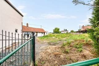 <p>Af te breken woning op een strategische ligging in Zulte, op een perceel van 1.754 m2. <br />Vergunning voor de heropbouw van villa aanwezig (zie renders), mogelijkheid 6% BTW!<br /><br />Genietend van een ruim perceel met veel potentieel op hoekligging.<br /><br />De vergunde bouwaanvraag omvat een moderne villa met op het gelijkvloers een inkomhal, lichtrijke living, leefkeuken met eiland, bureau, wasruimte en grote berging. Op het eerste verdiep zijn 3 ruime slaapkamers voorzien (waarvan één met douchekamer en dressing), nachthal, badkamer met alle comfort en apart toilet.<br />Tevens mogelijkheid voor een bijgebouw te plaatsen achteraan in de tuin, alsook om de woning volledig te onderkelderen. <br /><br />Hoewel u hier geniet van een zicht op groen en velden, bent u ook dichtbij invalswegen naar Zulte, Deinze, Waregem, Wielsbeke, ...<br /><br />Meer informatie of een bezoek ter plaatse: charlotte@immobeguin.be</p>