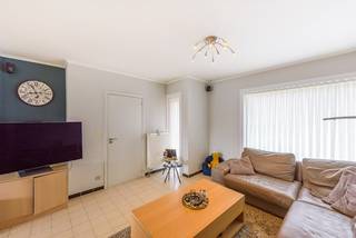 Deze charmante woning is gelegen in een bijzonder rustige en kindvriendelijke woonwijk op wandelafstand van het centrum van Deerlijk.De voordeur is...