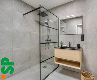 Instapklare penthouse met 2 slaapkamers en terras op toplocatie.Dit uitstekend onderhouden en instapklare appartement is gelegen in een...