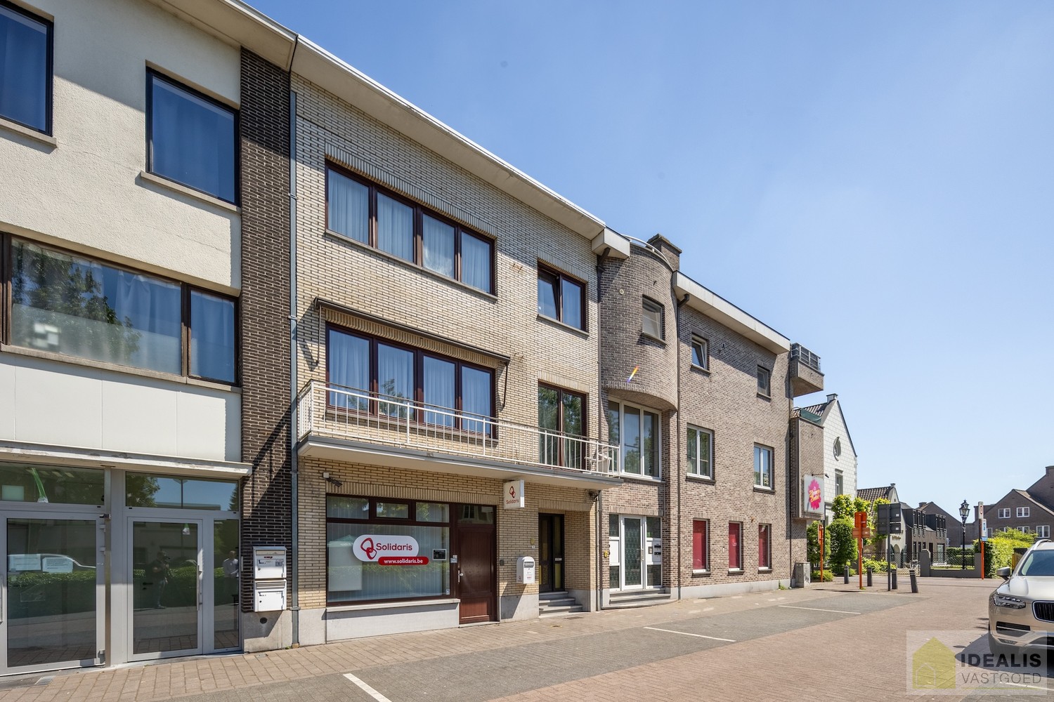 IDEALIS VASTGOED - OVERDRACHT AANDELEN PATRIMONIUMVENNOOTSCHAP MET IN HAAR ACTIEF MEERDERE ONROERENDE GOEDEREN GELEGEN TE STADSWAAG 3, STADSWAAG 5, STAD 1, STAD 3 en GROENSTRAAT 5, ALLEN IN HET CENTRUM VAN HAMONT (HAMONT-ACHEL)! – Geschikt voor zij die zo - foto 3