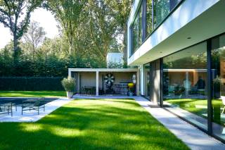 Deze moderne woning in ’s Gravenwezel, gebouwd in 2023, combineert eigentijds design met hoogwaardig comfort. Met een bewoonbare oppervlakte van 379 m² biedt deze woning een ruime leefomgeving voor het hele gezin. De lichte en open ruimtes zorgen voor een aangename sfeer doorheen het huis. Verwarmd zwembad!<br /><br />Indeling gelijkvloers:<br />mooie entree met pivoterende deur, vestiaire en gastentoilet, mooie leefruimte doorlopend met eetplaats en open keuken, gashaard en een apart bureel, berging en toegang naar het overdekt terras.<br />In de souterrain is de technische berging, een heel ruime home theater en een golf simulator.<br /><br />Indeling verdieping 1: overloop waarop uitkomen; de ruime ouderslaapkamer voorzien van ingemaakte kasten en luxe badkamer, tweede en derde slaapkamer (thans ingedeeld als 1 grote slaapkamer), douchekamer.<br />Deze villa is ideaal voor gezinnen die comfort en privacy waarderen. Daarnaast is er een goed onderhouden tuin, perfect om te ontspannen of om gezellige momenten buiten door te brengen. De carport en de twee parkeerplaatsen bieden voldoende ruimte voor voertuigen en extra opslag.<br /><br />Gelegen op een perceel van 2.042 m², biedt deze woning ook veel buitenruimte en privacy. De locatie in ’s Gravenwezel combineert rust en nabijheid van voorzieningen, waardoor het een perfecte plek is om te wonen. Een ideale kans voor wie op zoek is naar een ruime, moderne gezinswoning met alle comfort binnen handbereik.