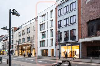 Deze gelijkvloerse handelsruimte biedt, door de centrale ligging op de drukke Bondgenotenlaan, zowel een startende als een reeds...