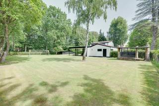 <p><strong>Gerenoveerde woning op een perceel van 2.000 m² in een residentiele woonwijk</strong></p>
<p>Deze recent volledig gerenoveerde woning combineert moderne architectuur, hoogwaardige afwerking en uitzonderlijk veel ruimte, zowel binnen als buiten. Gelegen op een perceel van maar liefst 2.000 m², geniet u hier van rust, privacy en zon gedurende de hele dag.</p>
<p>Bij het betreden van de woning komt u meteen de stijlvolle inkomhal met ingebouwde vestiairekasten en een gastentoilet. Dankzij de grote glazen deuren en wanden krijgt u meteen een prachtig zicht op de grote leefruimte.</p>
<p>De moderne open keuken vormt het hart van de woning en is volledig uitgerust met kwalitatieve toestellen van Bosch: een ingebouwde koffiemachine, combi-oven, extra oven, koelkast, diepvriezer en vaatwasser. Het ruime kookeiland en de Novy-inductiekookplaat met geïntegreerde dampkap maken deze keuken zowel praktisch als luxueus.</p>
<p>Aansluitend bevindt zich een ruime bijkeuken met extra bergruimte en aansluiting voor wasmachine en droogkast.</p>
<p>De royale leef- en eetruimte straalt licht en ruimte uit dankzij de grote raampartijen. Twee gezellige zithoeken worden subtiel van elkaar gescheiden door een moderne glazen wand, wat zorgt voor een open maar stijlvolle indeling. De gashaard maakt de zithoek extra gezellig.</p>
<p>Vanuit de leefruimte geven de grote schuiframen directe toegang tot de enorme tuin, waar u de hele dag door geniet van zon en groen. Op het gelijkvloers bevindt zich bovendien een kamer grenzend aan de leefruimte. Ideaal als bureau of extra slaapkamer.</p>
<p>Verder is er op het gelijkvloers nog een extra praktische dressingruimte. Via de stijlvolle spiltrap bereikt u de bovenverdieping, waar zich nog drie slaapkamers en een luxueuze badkamer bevinden.</p>
<p>De badkamer is afgewerkt in marmerlook en beschikt over een ruime inloopdouche, dubbele lavabo en toilet.</p>
<p>Extra troeven:<br />✔ Volledig gerenoveerd<br />✔ Perceel van ca 2.000 m²<br />✔ Ventilatiesysteem<br />✔ Overal zonnescreens<br />✔ Hoogwaardige materialen en moderne afwerking<br />✔ Gerenoveerd en instapklaar</p>
<p>Een instapklare woning voor wie op zoek is naar ruimte, luxe en comfort in een aangename omgeving.<br /><br />Voor meer informatie, contacteer Stephanie via 0476/90.95.94 of stephanie@reds.be</p>