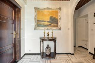 [[ DIT PAND NEEMT DEEL AAN DE ERA OPEN HUIZEN DAG OP 13/6 VAN 13:00 TOT 14:00 ]]
<p><strong>Instapklare villa met 3 slaapkamers in Sint-Eloois-Vijve</strong></p>

<p>Deze charmante alleenstaande gelijkvloerse villa combineert comfort, ruimte en een centrale ligging. De woning werd in 2008 volledig gerenoveerd en is volledig instapklaar. Ze beschikt over drie ruime slaapkamers, een hedendaagse badkamer en een volledig uitgeruste keuken met kookeiland.</p>

<p>De woning is gelegen op een mooi perceel van 1.294 m² en wordt aangevuld met twee functionele bijgebouwen in de tuin, ideaal voor extra opslag, hobbyruimte of professioneel gebruik.</p>

<p><br /><strong>Indeling: </strong>Inkomhal met gastentoilet, lichtrijke leefruimte met ruime eetplaats, aansluitend een open en volledig ingerichte keuken met keukeneiland, drie volwaardige slaapkamers, badkamer met inloopdouche en lavabo, kelder, inpandige ruime garage, aparte dubbele garage met elektrische poort en twee bijgebouwen in de tuin.</p>

<p><br /><strong>Troeven</strong></p>

<ul><li>
	<p>EPC C</p>
	</li><li>
	<p>Volledig gerenoveerd en instapklaar</p>
	</li><li>
	<p>Centrale ligging nabij scholen, winkels en ziekenhuis</p>
	</li><li>
	<p>Ruim perceel met extra bijgebouwen</p>
	</li><li>Gelijkvloers wonen</li></ul>
<strong>Vanafprijs €499.000 – elk hoger bod wordt overgemaakt aan de eigenaar.</strong>

<p>Heeft u interesse in deze woning of wenst u bijkomende informatie?<br />Neem gerust contact op met <strong>Sofie Bossuyt via 0474 222 182</strong>.</p>