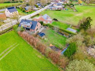 Charmante gezinswoning met RUIM WOONVOLUME en VIER SLAAPKAMERS op een UITZONDERLIJK PERCEEL van ca. 3.031 m² in het LANDELIJKE Mullem...