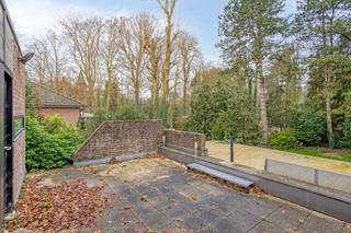 Langs de Maalse Steenweg bevindt zich dit verrassend ruim (378m² bewoonbare oppervlakte), polyvalent huis (°1976 - EPC 249) op een perceel van 956m² te koop. Dit vrijstaand huis te koop biedt u naast een interessante (commerciële) ligging te Sint-Kruis (Brugge) tevens een lichtrijke woonkamer, polyvalente gelijkvloers (praktijkmogelijkheid, co-housing, kangoeroewoning...), 4 slaapkamers, dakterras, bureau, dubbele/inpandige garage, privatieve oprit voor enkele wagens aan.Indeling (circa 378m² bewoonbare oppervlakte):Gelijkvloers (circa 214m²):- Afzonderlijke inkomdeur tot deze polyvalente verdieping met mogelijkheid voor praktijk, co-housing, kangoeroewoonst, opslag...;- dubbele, inpandige garage + privatieve oprit met plaats voor enkele wagens;- perceel van 956m² met groen uitzicht.Eerste verdieping (circa 164m²) toegankelijk via afzonderlijke inkomdeur:- Inkomhal met gastentoilet;- ruime, zonovergoten woonkamer voorzien van grote raampartijen, die u een uitzicht op groen / Ryckeveldebos biedt;- leefkeuken met praktische berging aansluitend;- 4 slaapkamers;- badkamer voorzien van ligbad, douche, dubbele lavabo in meubel;- bureau;- zonnig dakterras.
