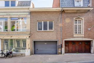 Ce garage fermé situé dans la Van Cromphoutstraat à Wetteren est l'investissement idéal pour ceux qui recherchent un espace de rangement supplémentaire ou un emplacement sécurisé pour leur voiture et/ou leur moto. Grâce à ce garage, vous pouvez vous garer facilement et gratuitement dans le centre de Wetteren, à proximité de la Grote Markt (où le stationnement est payant).<br /><br />AVANTAGES :<br />- Situé dans une rue calme à proximité du centre-ville.<br />- La porte automatique de ce garage fermé protège votre véhicule et/ou votre matériel de la rue.<br />- Le garage est équipé d'un branchement électrique.<br />- Idéal pour les résidents des appartements voisins ne disposant pas de parking privé, les collectionneurs ou ceux qui souhaitent maintenir leur voiture en parfait état.<br />- Le garage dispose d’un étage supplémentaire pouvant servir d’espace de stockage, ainsi que d’une petite terrasse abritée.<br /><br />Contactez Mitch dès aujourd’hui pour une visite et assurez-vous une place de parking sécurisée dans un emplacement de choix.<br /><br />Envoyez un e-mail à mitch.goossens@albert.immo ou appelez le 0470 36 11 85 pour plus d’informations.<br />Chez Albert, vous vous sentez comme chez vous.
