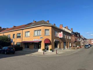 Handelshuis of zeer grote woning met potentieel (300m²).De handelsruimte kan op perfect gebruikt worden als winkel, praktijkruimte of kantoor voor...