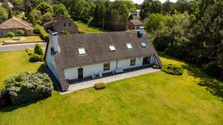 <p>Interesse of vragen? Neem gerust contact op met Erik via erik@copandi.be of via 0497/530796.</p><p></p><p>Deze open bebouwing is gelegen in Tremelo, meer bepaald in de Van Espenstraat 37. Dit is een erg rustige straat, die toch vlakbij het bruisende centrum ligt. De woning werd gebouwd in 1988 op 3 percelen bouwgrond, met een totale oppervlakte van 36a23ca. Een grote tuin dus, met bovendien achterliggend een bos. Openbaar vervoer, winkels en scholen zijn te vinden in de nabijheid.</p><p></p><p><strong>Gelijkvloers</strong><br />Deze verrassend ruime woning beschikt over een open leefruimte met keuken van meer dan 53 m² waar zithoek en eetplaats mooi in elkaar overlopen. Dankzij de open indeling geniet je van een aangenaam ruimtegevoel en veel lichtinval.</p><p>Verder bevinden zich op het gelijkvloers twee ruime slaapkamers, een bureau dat perfect kan dienen als thuiswerkplek of hobbyruimte, een badkamer, een praktische berging en een apart toilet. De centrale hal zorgt voor een vlotte verbinding tussen alle ruimtes.</p><p>Een absolute troef is de zeer ruime garage van bijna 49 m², ideaal voor meerdere wagens, opslag of een zelfstandige activiteit.</p><p></p><p><strong>Verdiep 1</strong><br />De eerste verdieping biedt uitzonderlijk veel ruimte met een grote polyvalente leefruimte van meer dan 64 m². Daarnaast bevinden zich hier nog twee zeer ruime slaapkamers van telkens bijna 30 m². Dankzij deze indeling leent de verdieping zich perfect voor een kangeroewoning, zorgwoning, praktijkruimte of extra woongelegenheid.</p><p></p><p>Deze woning in Tremelo biedt uitzonderlijk veel ruimte en flexibiliteit. Dankzij de grote leefruimtes, meerdere slaapkamers en de ruime garage is dit een unieke opportuniteit voor grote gezinnen, zelfstandigen of wie op zoek is naar een woning met diverse gebruiksmogelijkheden.</p><p></p><p>✅ Vier zeer ruime slaapkamers (meer mogelijk)<br />✅ Open leefruimte met keuken<br />✅ Bureau of hobbyruimte<br />✅ Grote garage van ca. 49 m²<br />✅ Polyvalente verdieping met tal van mogelijkheden<br />✅ Prachtig terrein van 36a23ca met achterliggend bos</p>