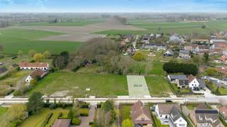 Op zoek naar de mooie locatie om uw droomwoning te realiseren? Dit stuk bouwgrond van 816 m² is gelegen in het charmante en rustige Middelburg (deelgemeente van Maldegem), en bevindt zich op korte afstand van de kust.<br /><br />De ligging combineert absolute rust met een uitstekende bereikbaarheid: op slechts 10 minuten van het bruisende Knokke, terwijl u thuis volledig tot rust komt in een groene en serene omgeving.<br /><br />Troeven:<br />- Mooi rechthoekig perceel van 816 m²<br />- Mogelijkheid tot het bouwen van een alleenstaande villa<br />- Geen bouwverplichting: u bouwt wanneer het u past<br />- Rustige locatie met weinig verkeer<br />- Vlotte verbinding naar Knokke en omliggende gemeenten<br /><br />Een mooie kans voor zij die hun eigen woonproject willen realiseren conform de hedendaagse energienormen. <br /><br />Meer informatie of een vrijblijvend bezoek gewenst? <br />Contacteer Willem Cauwels op tel. 050/89.27.70.