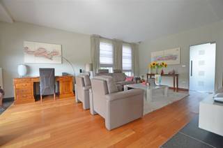 Deze instapklare gezinswoning uit 2003 biedt de ideale combinatie tussen rustig wonen en de centrale ligging aan het centrum. De woning...