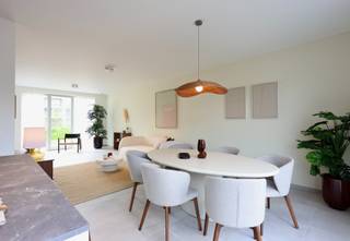 <span>Kom langs op onze Kijkdag <strong>zondag 8 september, tussen 10 en 13u.</strong> </span><span>Welkom zonder afspraak.</span><br />Moderne gesloten <strong>energiezuinige nieuwbouwwoning </strong>(362 m²) met 3 slaapkamers, een carport, staanplaats, handige tuinberging en tuin met oost-oriëntatie. Dankzij de grote, <strong>flexibele zolderruimte </strong>onder het hellend dak is er nog plaats voor een <strong>vierde en eventueel vijfde slaapkamer of hobbyruimte</strong>.<br /><br /><br /><strong>De leefruimte van de woning is dubbel georiënteerd</strong>. Dat betekent dat ze aan de voorkant uitgeeft op het <strong>publieke park</strong>, en aan de achterzijde op je <strong>private tuin</strong>. Binnen en buiten vloeien moeiteloos in elkaar over. <strong>Zalig genieten van al dat groen dus!</strong><br /><br /><strong>Dit huis is uitstekend geïsoleerd en zeer energie-efficiënt</strong>. Een <strong>warmtepomp </strong>en <strong>vloerverwarmingssysteem </strong>creëren altijd een <strong>aangenaam binnenklimaat</strong>, zowel in de zomer als in de winter. En dat heeft natuurlijk een impact op je energiefactuur. Rij je met een elektrische wagen? Dan kan je autostaanplaats of carport voorzien worden van laadinfrastructuur.<br /><br />Meer informatie? Contacteer ons via 014 48 01 62 of check matexi.be/geel-laar.<br /> 