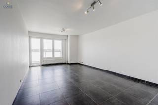 Een flat op de 8e verdieping, bestaande uit:Hal, w.c., badkamer, berging, ingerichte keuken, woonkamer, terras, 2 slaapkamers.Kelders : 1 kelder (n°139)1 garage (n°047)