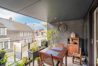 Op zoek naar een comfortabel en praktisch appartement in het centrum van Aartrijke? Dit aangename appartement, gelegen in de Eernegemsestraat 16 bus 103, combineert een functionele indeling met aangename leefruimtes en een gezellig terras van 10 m².<br /><br />Het appartement beschikt over twee slaapkamers, waarvan één voorzien is van een eigen ensuite badkamer. Daarnaast is er nog een tweede badkamer, wat zorgt voor extra comfort en privacy.<br /><br />De gesloten keuken is uitgerust met de gangbare toestellen en sluit rechtstreeks aan op de leef- en eetruimte. Hierdoor vormt het geheel een aangename en praktische leefomgeving, ideaal voor zowel dagelijks wonen als het ontvangen van familie en vrienden.<br /><br />Een absolute troef is het ruime terras van 10 m². Hier kan je in alle rust genieten van een koffie, een aperitief of een gezellige avond buiten. Ook de bijhorende ondergrondse garagebox en de bovengrondse staanplaats zijn grote pluspunten aan dit appartement. <br /><br />Een ideaal appartement voor wie op zoek is naar comfort, openheid en een buitenterras, zowel als eigen woonst als interessante investering.<br /><br />Interesse? Contacteer ons voor meer informatie of plan vandaag nog uw bezoek.