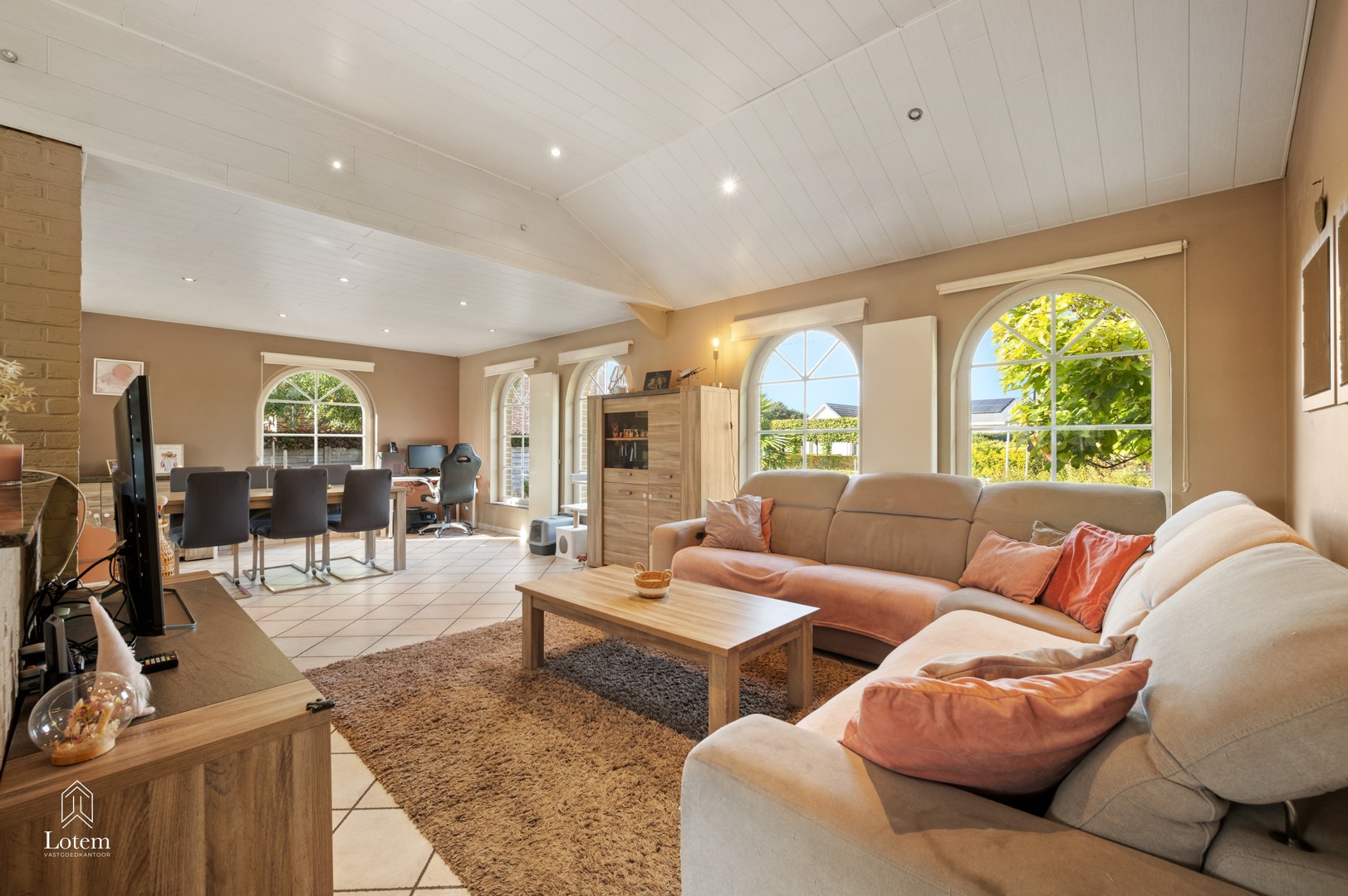 KARAKTERVOLLE SPLITLEVEL-VILLA OP 2.550 M² MET VOLLEDIG INGERICHTE TUINWONING - foto 3