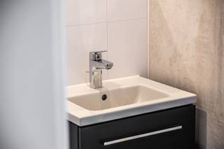 <p><span>COMFORT KOT+ </span></p><p><span> </span></p><p><span>Met veel enthousiasme stellen wij u de gloednieuwe &amp; duurzame studentenresidentie De Speurder voor. Gelegen op een iconische locatie in Ledeberg 🎓, vlakbij ’t Zuid &amp; de Gentse stadsring. Wij bevinden ons op enkele minuten fietsen van populaire trekpleisters zoals het Sint-Pietersplein, de Overpoort en verschillende campussen (Ugent, Arteveldehogeschool, HOGENT, LUCA School of Arts, KASK &amp; Conservatorium), letterlijk tussen stad &amp; studie. </span></p><p><span>De voormalige locatie van interieurzaak De Speurder in Gent is vanaf september 2026 de thuisbasis voor 81 studentenkamers. Geen basic cot, maar een plek waar je echt wil wonen: veel licht, strak ingericht en helemaal klaar voor jouw studentenleven 📚 En als kers op de taart? 🍒 Het </span><span>panoramisch dakterras</span><span>. De plek waar je na een lange dag les even alles loslaat. Chill met vrienden, geniet van het uitzicht over Gent of start je avond hier voor je richting het stad trekt. 🌇</span></p><p><span> </span></p><p><span>Comfort+ Kot</span><span> (met eigen sanitair )<br />18m² | Eigen sanitair | 51 units </span></p><p><span>Specificaties: <br />- Huur: 600,00 euro + 120,00 gemeenschappelijke kosten <br /></span><span>(gemeenschappelijke kosten: water, verwarming, elektriciteit en internet)<br /></span><span>- Bemeubelde studentenkamer<br />- Eigen sanitair (douche, lavabo &amp; toilet)<br />- Gedeelde leefkeuken<br />- Gemeenschappelijke ontspanningsruimtes</span></p><p><span> </span></p><p><span>Net als ons overtuigd dat residentie De Speurder een ideale plek is om te verblijven tijdens je studententijd? Vraag een bezoek aan via volgende link: </span></p><p><span><span>https://yourent.pillar.estate/request-visit?access_token=bf52c5d7-f534-4718-a361-ccd47263af17</span></span></p><p><span> </span></p><p><span>Wenst u nog geen bezoek maar bijkomende info? Neem dan contact op met Pillar via  <span>info@pillar.estate</span></span><span> of telefonisch op het nummer 033 695 695. <br /><br />*De oppervlaktes zijn ter indicatie. Pillar kan niet verantwoordelijk worden gehouden voor de juistheid van de verstrekte informatie. </span></p><p><span> </span></p>