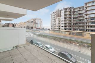 Schitterend afgewerkt 2 slaapkamer appartement met een prachtig ruim terras gelegen op de tweede verdieping in de residentie "Osea". Vanop het terras kunt genieten van een streepje zeezicht tussen de gebouw door. <br /><br />Indeling: <br />- ruime inkomhal voorzien van ingemaakte kasten <br />- gastentoilet<br />- living met aansluitend een ruim terras<br />- open keuken uitgerust met een spoeltafel, keramische kookplaat, vaatwasmachine, frigo, diepvries en combi-oven<br />- grote berging met voorziening aansluiting wasmachine<br />- badkamer voorzien van een dubbel lavabomeubel, bad, douche en handdoekenverwarmer<br />- slaapkamer 1 (8m²) voorzien van ingemaakte kasten met aansluitend een terrasje met zicht op het binnentuin<br />- slaapkamer 2  (11m²) voorzien van ingemaakte kasten<br /><br />Pluspunten: <br />- recent gebouw (2019)<br />- kwalitatieve afwerking <br />- mogelijkheid aankopen staanplaats in het gebouw (40.000,00 euro)<br />- EPC (A-label) <br /><br />Op zoek naar een instapklaar appartement met ruim terras dichtbij zee? Contacteer ons voor een bezoek ter plaatse. <br /><br /><br /><br /><br /><br /><br /><br />Bestuursmaatregelen in het maatregelenregister: in aanvraag