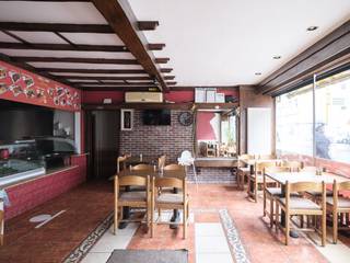 In the heart of the Brugse Poort, in Ghent, this versatile commercial property awaits a new owner. The building combines a commercial space on the ground floor with four practical apartments above, providing an optimal balance between business and residential use. All units are currently rented out, ensuring an immediate return on investment.<br /><br />Upon entering the ground floor, you will find a spacious and well-maintained commercial space, currently set up as a restaurant. This space is tastefully finished and equipped with modern facilities. The large storefront not only provides plenty of natural light, but also attracts curious passersby. In the back, there is a practical kitchen, fully equipped and perfect for culinary entrepreneurs looking to operate their dream restaurant.<br /><br />The upper floors feature four compact apartments, each cleverly designed and currently rented out. The apartments offer a pleasant living space, a cozy bedroom, and a private bathroom. Thanks to separate access, the commercial and residential functions remain completely independent, which is a great advantage for landlords or operators.<br /><br />The commercial property is located in a vibrant neighborhood with a mix of cultural influences, charming shops, and cozy restaurants. The excellent accessibility, both by bike and public transport, makes the property even more attractive for customers and residents.<br /><br />In short, this commercial property offers an ideal combination of business and residential potential, and is perfect for entrepreneurs or investors looking for a versatile property in a prime location in Ghent. Don't wait any longer to discover this unique opportunity!