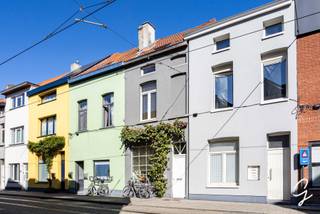 TE KOOP – LEDEBERG<br />Contacteer Bruno voor een afspraak of meer informatie via 0495 12 20 64<br /><br />Gelegen in de Jozef Vervaenestraat 63 presenteren wij een charmant gerenoveerde woning met alle hedendaags comfort. Dankzij de centrale ligging, op wandelafstand van zowel de Gentbrugse Meersen als het centrum van Gent, combineert u hier wooncomfort met een uitstekende bereikbaarheid. Belangrijke uitvalswegen en openbaar vervoer liggen vlakbij. Dagelijkse voorzieningen zoals een grootwarenhuis, slagerij en bakkerij bevinden zich eveneens op loopafstand.<br /><br />Vanuit de inkomhal komt u in een aangename keuken die achteraan overgaat in een ruime leefruimte met zithoek. Achter de woning ligt een rustige buitenruimte. Op de eerste verdieping vindt u de badkamer en één comfortabele slaapkamer. Op de derde verdieping liggen nog twee slaapkamers. Daarnaast is er een zolder die als berging kan dienen.<br /><br />De woning is volledig gerenoveerd en energetisch goed uitgerust. Ze beschikt over een zeer gunstig EPC-label, de elektriciteit is conform en de woning is asbestveilig.Alle documenten zijn beschikbaar op onze website, cornelis-goeman.be<br /><br />Wenst u graag een bezoek? Contacteer Bruno voor een afspraak of meer informatie via 0495 12 20 64