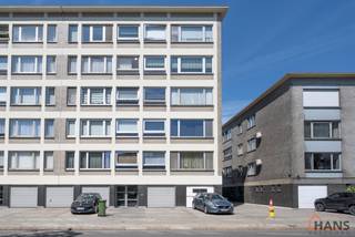 Bent u op zoek naar een stijlvol afgewerkt appartement waar u zonder zorgen uw intrek kan nemen? Dan is dit prachtige appartement op de derde verdieping aan de Graanstraat 3 precies wat u zoekt. In 2030 zal u op een wandelafstand zijn van een nieuw aangelegd park.<br />Via de ruime inkomhal bereikt u de lichtrijke woonkamer, die dankzij de grote raampartijen baadt in natuurlijk licht en voldoende plaats biedt voor een gezellige zithoek en eetruimte. Aansluitend bevindt zich de moderne, volledig ingerichte keuken met alle nodige toestellen.<br />Het appartement beschikt over twee volwaardige slaapkamers, waarvan de master bedroom toegang geeft tot een aangenaam terras waar u in alle rust van de buitenlucht kan genieten.<br />De badkamer werd smaakvol vernieuwd en is uitgerust met een ruime inloopdouche en modern badkamermeubel. Daarnaast is er een afzonderlijk gastentoilet en een praktische berging met aansluiting voor wasmachine en droogkast.<br />De warme parketvloer, stijlvolle verlichting en verzorgde afwerking zorgen voor een eigentijdse en huiselijke sfeer doorheen het volledige appartement.<br />Als absolute meerwaarde beschikt dit appartement over een ruime privatieve garage, ideaal voor uw wagen, fietsen en extra opslagruimte.<br />Kortom, een instapklaar appartement met alle comfort, gelegen op een gunstige locatie nabij winkels, openbaar vervoer, scholen en belangrijke invalswegen. Ideaal voor wie op zoek is naar comfortabel wonen met extra bergruimte en parkeergelegenheid.<br />Vaste kosten liggen werden aangevraagd.<br />De beschikbare documenten kan u terugvinden via de downloads op onze website.<br />Voor meer informatie kan u terecht op www.hansvastgoed.com of contact opnemen via info@hansvastgoed.com of +32 3 366 05 30.