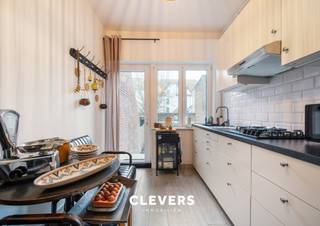 Welkom in dit charmant appartement, gelegen op de gelijkvloerse verdieping van een kleinschalige residentie met slechts drie woonunits.Bij...