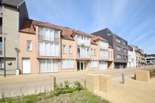 <span><span>Bent u op zoek naar een leuk duplex appartement <strong>met 2 slaapkamers</strong>? Sta dan even stil bij dit interessante aanbod!<br /><br />In het centrum van <strong>Houthulst</strong> bieden we u deze instapklare duplex aan. Het appartement beschikt op heden over 2 slaapkamers, maar met de mogelijkheid tot het inrichten van een derde slaapkamer.<br />Het appartement is gelegen op de tweede verdieping.<br /><br />Indeling: op eerste niveau van het appartement geniet u van een <strong>lichtrijke leefruimte</strong> met open, volledig geïnstalleerde <strong>keuken </strong>waar u gebruik kunt maken van een ingebouwde koelkast, vaatwasser, spoelbak, heteluchtoven en inductiekookplaat met dampkap. Hier treft men ook de living en een <strong>eerste slaapkamer</strong>, waar u met gemak een tweepersoonsbed en grote kleerkast kan plaatsen. Aansluitend bevindt zich de <strong>badkamer </strong>uitgerust met douche, toilet en lavabomeubel.<br />De bovenverdieping van het duplex appartement omvat een verfrissingsruimte met lavabo (eventueel geschikt als derde slaapkamer/bureau) en een <strong>tweede grote slaapkamer met</strong> <strong>ingemaakte kasten.</strong><br /><br />Samen met dit appartement kan ook een bijhorende, afzonderlijke garage gehuurd worden (prijs op aanvraag).<br /><br /><u>Enkele troeven:</u></span></span>
<ul>
<li><span><span>Mogelijkheid tot het huren van een garagebox achteraan het gebouw;</span></span></li>
<li><span><span><strong>Instapklaar, lichtrijk en ruim</strong>;</span></span></li>
<li><span><span>Centrale ligging te Houthulst;</span></span></li>
<li><span><span><strong>Gunstig EPC label C</strong>;</span></span></li>
</ul>
<span><span>Huurprijs exclusief gemeenschappelijke kosten (syndic) en bijhorende garage.</span></span><br /><br /><span><span>Wenst u meer informatie of zou u graag een bezichtiging inplannen? Bel Diksimmo op het nummer 051 50 11 51 of mail naar diksmuide@diksimmo.be.</span></span>