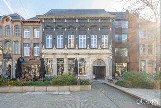 <p>Quares - TREVI Groep presenteert :<br /><br />Het Hof van Cortenbach, of door vele Mechelaars gekend als Den Breckpot - naar de wijn-en likeurhandel die er 5 generaties lang gevestigd was - is een zeer bekend & monumentaal handelspand op de Korenmarkt met een rijke geschiedenis. Het ligt tussen Brusselpoort en Ijzerenleen, aan de belangrijkste handelsdriehoek in het midden van de stad, vlakbij parking en congrescentrum Lamot en de pittoreske Vismarkt. De laatste 20 jaar was het pand vooral gekend door de kwaliteitszaken Gybels, Cent pur Cent en The Cacao Project die er hun thuis vonden. Nu is het opnieuw klaar om een nieuwe bezieler te ontvangen die met een sterke visie hier een nieuw concept lanceert, of een bestaand concept uitbreidt naar deze unieke plaats in Mechelen.</p>
<p>Het is een magnfiek pand met grote ruimtes, authentieke hoge plafonds, oude houten balken en prachtige stenen (wentel)trappen, gecombineerd met uiterst praktische zaken zoals aparte zij-ingangen om de 3 verdiepingen en de kelder te bereiken, industriële keukens, knappe toiletinrichtingen, een lift en een dakterras met een adembenemend zicht op andere historische parels in de binnenstad.</p>
<p>Het pand kan zowel in zijn geheel voor een ambitieus totaalproject gebruikt worden, als door aparte ondernemers met creatieve ideeën die een of meerdere verdiepingen een specifieke bestemming geven.</p>
<p>Den Breckpot heeft door zijn grote etalages potentieel voor zowel retail als horeca als andere innoverende concepten.</p>
<p>INDELING:</p>
<p><u>Gelijkvloers</u>: knappe, karaktervolle handelsruimte van +/-156m² met kamerhoge ramen en 2 enorme glazen schuifdeuren als in- en uitgang. Hoog authentiek plafond, brute muren, mooie natuurstenen vloer.</p>
<p>Achteraan bevindt zich een professionele keuken, koelcel, berging, bureau en apart toilet (samen +/-50m²).</p>
<p><u>1e verdieping</u>: industriële open keuken en sanitair +/-52m², sfeervolle feestzaal van +/-122m² met 6 dubbele ramen, parket, bar, klimatisatie en akoestische panelen. De zaal combineert authentieke 18de eeuwse elementen met moderne materialen en kan dienst doen als receptieruimte, vergader- of feestzaal met een capaciteit van 60 à 120 personen, maar het kan uiteraard ook anders ingevuld worden in de toekomst.</p>
<p><u>2e verdieping</u>: professionele meeting room/conferentieruimte van +/-114m², met ingemaakte kasten, projector, akoestisch plafond, knappe design wc’s, heerlijk zuidgericht dakterras van +/-37m² achteraan, en een klein terras (+/-7m²) met technieken.</p>
<p><u>3e verdieping</u>: loungebar (+/-61m²) met panoramisch uitzicht op de elegante O.L.V.-kerk en een groot deel van de stad.</p>
<p><u>Kelder</u>: bijzonder knappe èn ruime wijnkelder in tongewelf, met een professionele rijpingsruimte voor kazen. Hier kunnen tastings of andere zaken georganiseerd worden.</p>
<p>Verder is er nog een achterhuis op het Cortenbachplein dat via het gelijkvloers achteraan verbonden is. Het heeft een originele stenen wenteltrap die leidt naar de verdiepingen. De 1e en 2<sup>e</sup> verdieping hiervan wordt momenteel als stockageruimte gebruikt (telkens +/-25m²).</p>
<p>Het pand wordt zowel te koop als te huur aangeboden – indien iemand met een sterk businessplan komt die graag het pand wil huren ipv kopen, dan wordt dit door de huidige eigenaars met de nodige aandacht bestudeerd en geanalyseerd en zijn ze bereid een nieuwe handelshuur aan te gaan.</p>
<p>Heeft dit pand je hart gestolen en wil je graag een kijkje komen nemen? Neem dan graag contact op met Tinne via 0477 60 21 99 of tinne.schotsmans@quares.be</p>