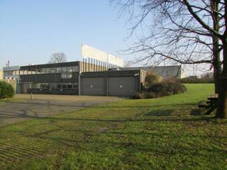 Immeuble des bureaux individuelle avec dépôts, situés à deux pas du Ring De Bruxelles. Très visible du Ring de Bruxelles au moyen de la publicité...