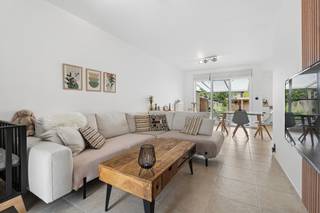 <div>
<p>+++OPPERSTRAAT 254 - 1770 LIEDEKERKE+++</p>
<p>Bent u op zoek naar een instapklare woning met veel ruimte voor het hele gezin? Dan is deze <strong>verrassend ruime</strong> gesloten bebouwing zeker een bezoek waard! Bij het binnenkomen wordt u verwelkomd in de inkomhal met apart gastentoilet. De <strong>lichtrijke woonkamer </strong>sluit naadloos aan op de zeer ruime, <strong>volledig geïnstalleerde open keuken</strong>, het hart van de woning waar gezelligheid en functionaliteit samenkomen. Aansluitend bevindt zich de <strong>garage</strong>, die rechtstreeks bereikbaar is vanuit de keuken.Vanuit de keuken heeft u eveneens toegang tot het g<strong>ezellige, overdekte terras</strong>, <strong>perfect georiënteerd</strong> op het zuidwesten zodat u optimaal kunt genieten van de zon. De aangename <strong>tuin </strong>biedt voldoende ruimte voor ontspanning en beschikt achteraan over een <strong>dubbel tuinhuis</strong>, ideaal voor extra opslag of hobbyruimte. Op de eerste verdieping vindt u een <strong>praktische berging/wasplaats</strong>, een <strong>badkamer </strong>uitgerust met ligbad, douche, lavabo en toilet, evenals <strong>drie volwaardige slaapkamers</strong>.Via één van de slaapkamers bereikt u met een vaste trap de zolderverdieping, waar nog <strong>twee extra (slaap)kamers </strong>werden ingericht. Hierdoor beschikt de woning in totaal over maar liefst vijf slaapkamers, ideaal voor grote gezinnen, thuiswerkers of wie graag extra ruimte heeft. <span>Contacteer ons voor een bezoek via info@immoteam.be of 0478/059069</span></p>
</div>