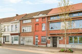 <p>Ontdek deze instapklare woning met 3 slpk en tuin, gelegen nabij het centrum van Ronse en de Stadstuin.<br /><br />De indeling is als volgt:<br />Gelijkvloers: leefruimte, gang, keuken, wc, berging<br />Verdieping 1: nachthal met WC en één ruime slaapkamer<br />verdieping 2: 2 slaapkamers<br /><br />Tuin: een grote diepe tuin<br /><br />De troeven van deze woning?<br />- centrale ligging<br />- goedgekeurde elektriciteit<br />- vernieuwde daken<br />- CV op aardgas: ook CV op de zolderkamers!<br />- Overal dubbele beglazing<br /><br />De woning is momenteel VERHUURD aan 750 € per maand en is dus ook interessant als rendabele investering!<br /><br />Wil je een bezoek brengen aan deze woning? Contacteer me: Caroline@immobeguin.be</p>