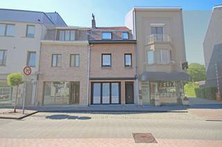Leuke opgefriste rijwoning, met tuin en polyvalente ruimte in de winkelstraat van Tervuren. Gelijkvloerse verdieping: inkomhal met apart toilet,...