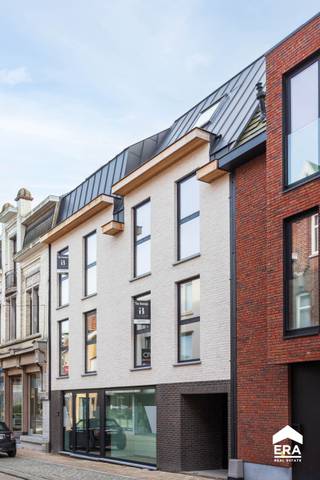 Energiezuinig duplexappartement met ruim terras in hartje Wervik: Welkom in Residentie De Reiger, een kleinschalige woonresidentie waar stadsleven...