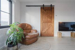 Cette villa est située dans la paisible ville de Bellegem, entourée de champs verdoyants et d'une nature ouverte. L'emplacement combine la paix rurale avec un accès facile aux installations locales et à la ville, afin que vous puissiez profiter de l'intimité et de l'espace sans sacrifier le confort.Le rez-de-chaussée a déjà été entièrement aménagé avec une attention particulière à la lumière et à l'aménagement pratique. Il y a un hall d'entrée spacieux avec vestiaire et toilettes invités, un salon confortable et une cuisine ouverte qui forment ensemble un espace de vie chaleureux. Il y a aussi une chambre et une salle de bain à ce niveau, ce qui permet de vivre au rez-de-chaussée. La commodité est également assurée par une buanderie, un garage avec grenier et une cave, qui offrent de nombreux espaces de rangement.L'étage supérieur de la coque (déjà équipé d'une isolation) offre encore de nombreuses possibilités. Ici, le nouveau propriétaire peut déterminer librement l'aménagement, avec au moins de la place pour trois chambres et une éventuelle deuxième salle de bain. La villa est située dans un endroit unique et verdoyant avec une vue magnifique sur les champs environnants. La terrasse récemment aménagée et le jardin ensoleillé constituent un endroit paisible pour se détendre ou recevoir des invités, tandis que les environs garantissent calme et intimité. Une maison qui allie parfaitement charme, espace et nature.Les visites via notre formule de prévente ont lieu sur rendez-vous entre le mercredi 21/1 et le mercredi 28/1 à 12h. Après plusieurs visites, une offre unique et optimale pourra être faite au plus tard le mercredi 28 janvier à midi. Vous voulez en savoir plus ? Contactez Valentine Duquesne au 0493/253262.