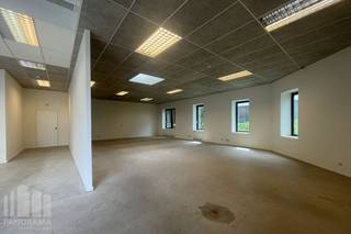 Kwalitatief kantoor van 244 m² met 241 m² magazijnruimte te huur.<br />Gelegen op slechts 700 m van de op- en afrit Sint-Agatha-Berchem van de Brusselse Ring (R0), met een vlotte ontsluiting naar de E40. De site is bovendien goed bereikbaar met het openbaar vervoer, met het station Groot-Bijgaarden op amper 400 m.<br /><br />De kantoorruimte geniet van veel natuurlijk lichtinval en is uitgerust met een kitchenette. Het magazijn is toegankelijk via een sectionale poort, wat zorgt voor een efficiënte logistieke werking.<br /><br />Het pand maakt deel uit van het <strong>Westpoint Business Park</strong>, dat beschikt over een ruime parking. Ideaal voor bedrijven die op zoek zijn naar een moderne, functionele en vlot bereikbare werkplek. <br /><br />Contacteer<strong> PANORAMA B2B</strong> voor bijkomende informatie, plannen of een vrijblijvend plaatsbezoek via<strong> 0477 09 00 09.</strong>