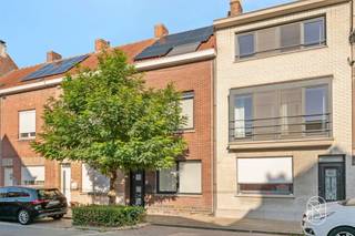 Een instapklare thuis waar stijl, comfort en energiezuinig wonen moeiteloos samenkomen.Deze volledig gerenoveerde woning op wandel- en fietsafstand van hartje Kortrijk werd met oog voor detail aangepakt en biedt alles wat je vandaag zoekt: een aangename leefruimte, drie slaapkamers, een gezellige buitenruimte én een energiezuinig karakter. Meubels erin en genieten maar!Troeven: 3 slk, EPC-label B, zonnepanelen, airco/warmtepomp, aangename en lichtrijke leefruimte, verzorgde, hedendaagse afwerking, gezellige onderhoudsvriendelijke tuin, praktische kelder, centrale ligging nabij het centrum van Kortrijk, volledig instapklaar Indeling: via de inkomhal kom je binnen in de gezellige leefruimte met plaats voor zowel een zit- als eethoek. Aansluitend bevindt zich de ingerichte keuken. Verder vinden we op deze verdieping de badkamer met inloopdouche en dubbele lavabo, een afzonderlijk toilet en toegang tot de buitenruimte.Op de eerste verdieping hebben we een nachthal die toegang geeft tot 2 volwaardige slaapkamers. De tweede verdieping werd ingericht als een ruime derde slaapkamer en biedt een fijne, afzonderlijke plek met heel wat mogelijkheden.Achteraan geniet je van een aangename tuin met terras en extra bergruimte. De kelder zorgt bovendien voor bijkomende praktische opslagruimte.Instapklaar, energiezuinig &amp; vlak bij het hart van Kortrijk: een woning die je niet alleen moet bekijken, maar vooral moet komen beleven.Interesse? feline@immobeguin.be