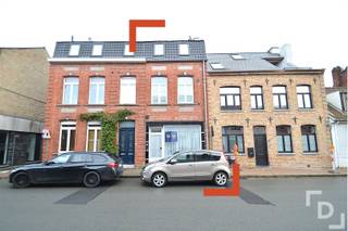 <p><span>"Gerenoveerde stadswoning in het centrum van Poperinge"</span><span><br />Deze volledig gerenoveerde stadswoning ligt in het centrum van Poperinge. Doch heeft de eigenaar van dit pand authentieke elementen behouden. Op de gelijkvloerse verdieping bestaat de woning uit een inkomhal, een ruime woonkamer met aansluitend de lichtrijke keuken. Vervolgens is er nog de veranda met aansluitend een ruime stadstuin. De eerste en tweede verdieping beschikken over 4 ruime slaapkamers waarvan 1 masterbedroom met ingebouwde kasten en een eigen uitgeruste badkamer. Bovendien beschikt iedere slaapkamer over een eigen wastafel en is er ook nog een tweede badkamer aanwezig. Langs het tweede verdiep kan men de ruime zolder betreden via de vaste trap. Zijn jullie op zoek naar een ruime stadswoning? Dan is deze woning zeker een bezoekje waard!</span></p>